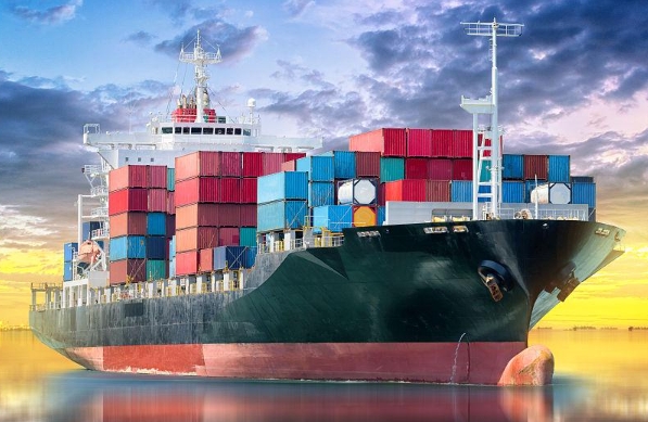 上海在進(jìn)出口貨運(yùn)領(lǐng)域有巨大的競(jìng)爭(zhēng)力，成為全球貿(mào)易的重要樞紐之一