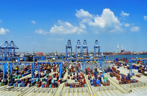 面對(duì)日益全球化的挑戰(zhàn)，我們需要不斷創(chuàng)新和提升國(guó)際物流的水平