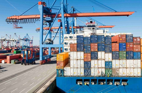 國(guó)際物流公司通過引入先進(jìn)的物流技術(shù)，提高了物流效率和服務(wù)質(zhì)量