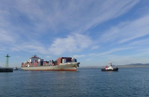 國(guó)際物流是企業(yè)全球化戰(zhàn)略的重要組成部分，對(duì)于企業(yè)的發(fā)展至關(guān)重要