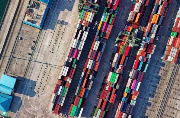 非洲貨運(yùn)代理作為中非貿(mào)易的重要一環(huán)，既面臨著挑戰(zhàn)也擁抱著機(jī)遇